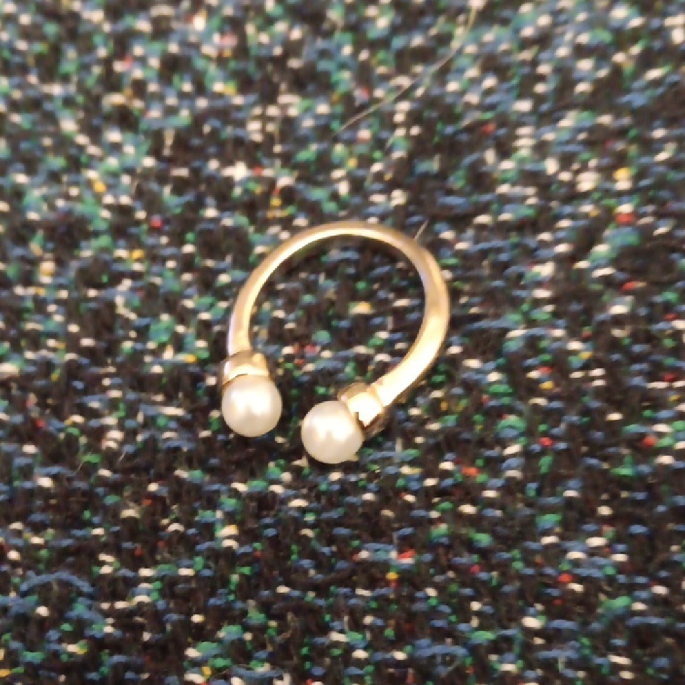 Elegant Gold and Pearl Women's Ring